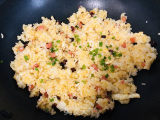 隔夜饭也能炒出新花样，黄金炒饭，大人小孩都喜欢的做法步骤：6