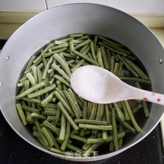 麻酱豆角的做法步骤:2