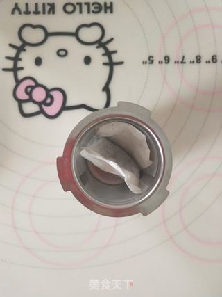 焦糖海盐奶盖奶茶的做法步骤:2