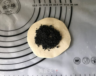心形黑芝麻花卷的做法步骤:7