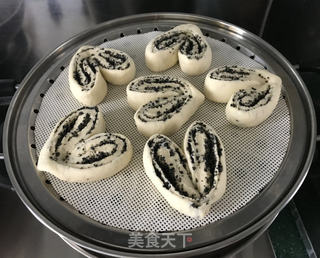 心形黑芝麻花卷的做法步骤:14