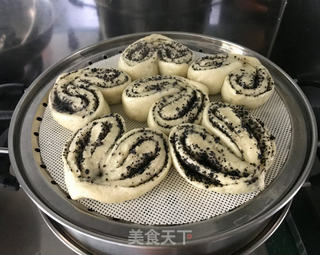 心形黑芝麻花卷的做法步骤:16