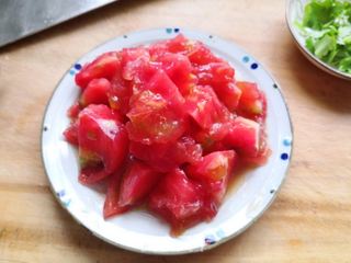 西红柿牛肉面的做法步骤:2