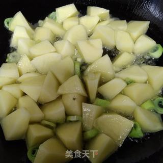 牛肉咖喱炖土豆的做法步骤：2