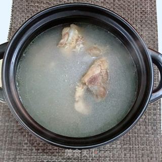 平菇牛骨汤的做法步骤：1