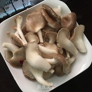平菇牛骨汤的做法步骤：2