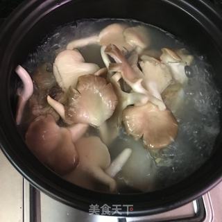 平菇牛骨汤的做法步骤：5