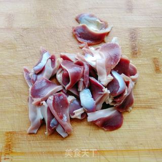 青椒炒鸭胗的做法步骤:2