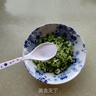 葱花油盐饼的做法步骤：1