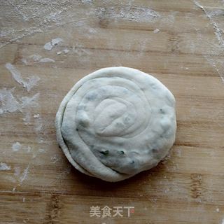 葱花油盐饼的做法步骤：16