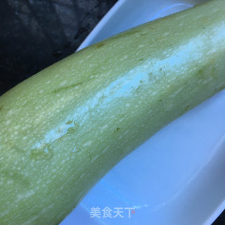 剁椒蒸西葫芦的做法步骤：1