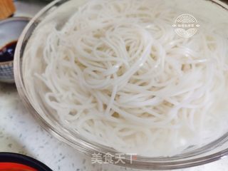 小锅酸辣米线的做法步骤:6