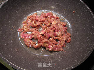 孜然牛肉炒西芹的做法步骤:2