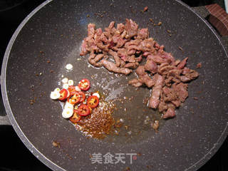 孜然牛肉炒西芹的做法步骤:3