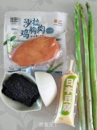 鸡胸芦笋多彩沙拉的做法步骤：1