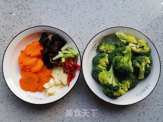 素炒西兰花的做法步骤:2