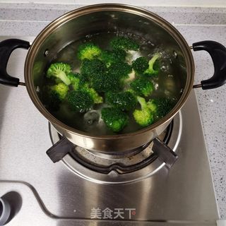 素炒西兰花的做法步骤:3