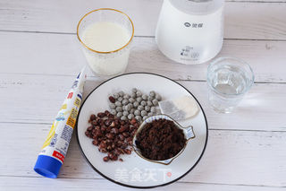蜜豆脏脏奶茶的做法步骤：1