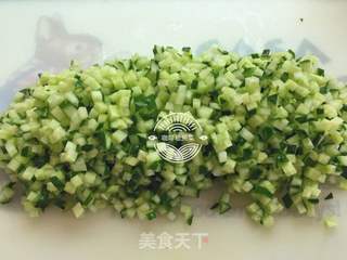 黄瓜虾仁水饺的做法步骤:2