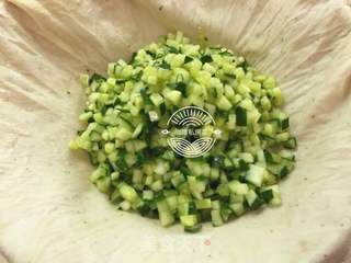 黄瓜虾仁水饺的做法步骤:4