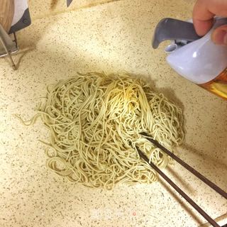 热干面的做法步骤:7