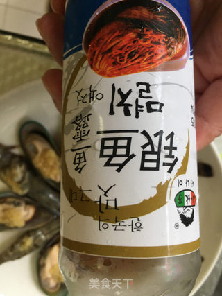 蒜茸鱼露蒸青口贝黑虎虾的做法步骤：4