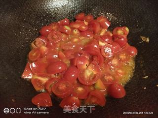 豆芽圣女果炒面的做法步骤:4