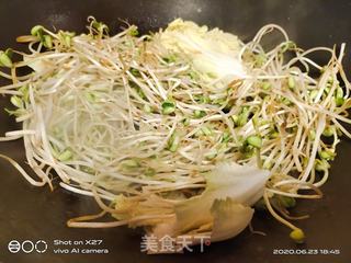 豆芽圣女果炒面的做法步骤:6
