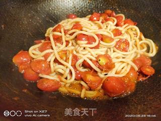 豆芽圣女果炒面的做法步骤:7