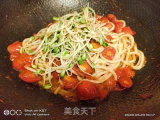 豆芽圣女果炒面的做法步骤:8