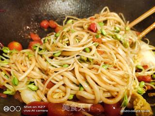 豆芽圣女果炒面的做法步骤:9