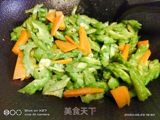 苦瓜炒牛肉的做法步骤:3
