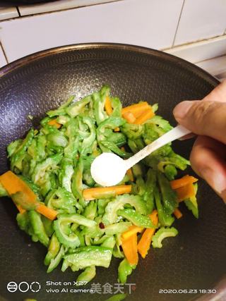 苦瓜炒牛肉的做法步骤:4