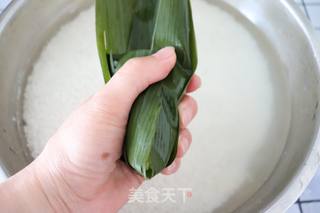 传统红枣粽和咸蛋黄肉粽的做法步骤：10