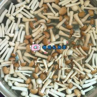 菌菇豆腐汤的做法步骤:2