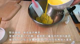 椰蓉奶油酥皮泡芙,丰富口感,酥脆外皮,冰凉美味内陷,让人迷醉其中的美食。的做法步骤:12