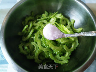 凉拌苦瓜的做法步骤:2