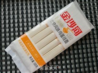 胡萝卜白菌鸡腿汤面的做法步骤:3