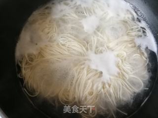胡萝卜白菌鸡腿汤面的做法步骤:5