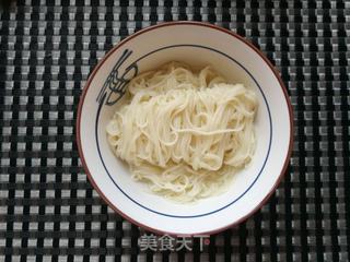 胡萝卜白菌鸡腿汤面的做法步骤:6