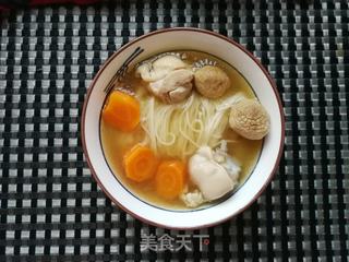 胡萝卜白菌鸡腿汤面的做法步骤:7