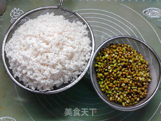 绿豆腊肉粽的做法步骤:3