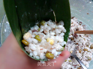 绿豆腊肉粽的做法步骤:9