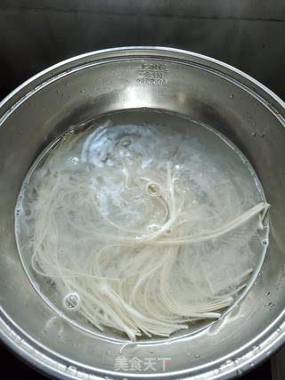 香肠酸菜汤面的做法步骤:2