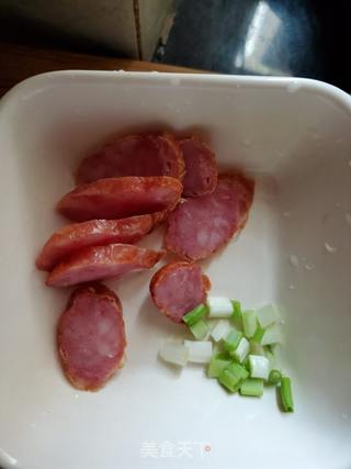 香肠酸菜汤面的做法步骤:3