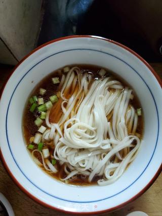 香肠酸菜汤面的做法步骤:6