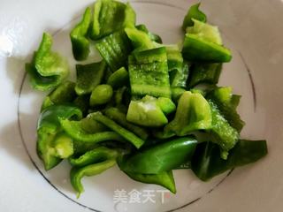 土豆青椒炒虾段的做法步骤：2