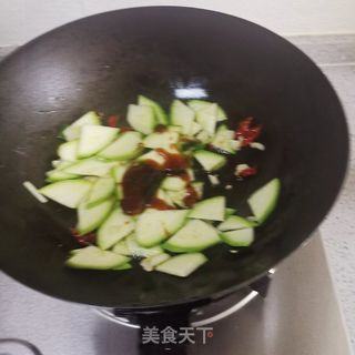 蒜香蚝油西葫芦的做法步骤:5