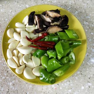 蒜子青椒炒鸡块的做法步骤:2