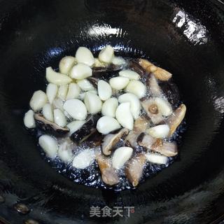 蒜子青椒炒鸡块的做法步骤:3